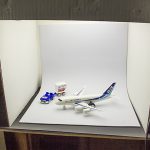 Caja de luz con juguete avion