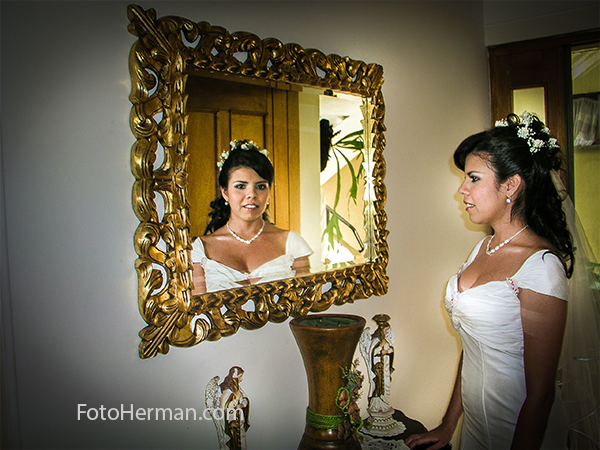 Novia retratada frente al espejo
